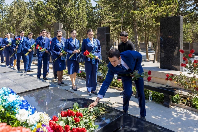 AZAL heyəti Milli Qəhrəman Hökumə Əliyevanın məzarını ziyarət edib — FOTOLAR AZAL heyəti Milli Qəhrəman Hökumə Əliyevanın məzarını ziyarət edib — FOTOLAR