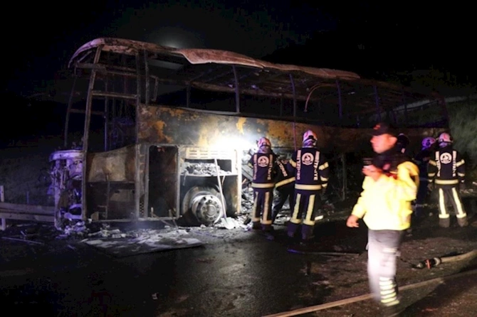 Türkiyədə sərnişin avtobusu yanıb kül oldu — 8 ölü var (FOTOLAR) Türkiyədə sərnişin avtobusu yanıb kül oldu — 8 ölü var (FOTOLAR)