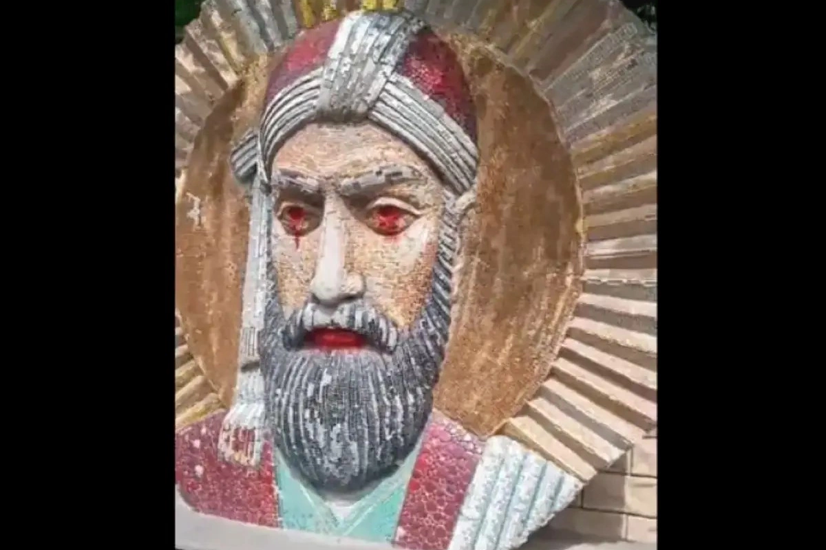 Nizami Gəncəvinin büstü təhqir edildi — VİDEO
