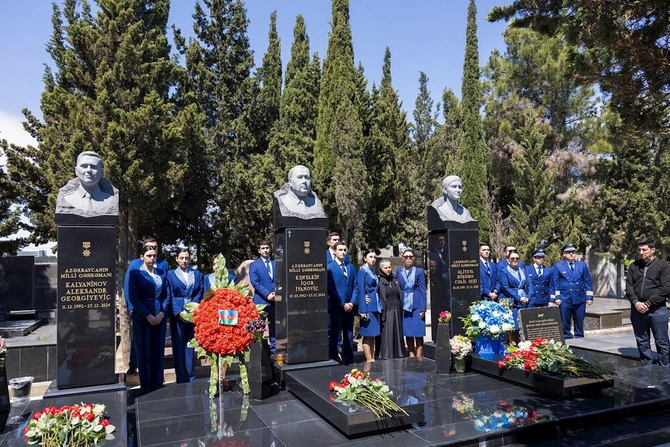 AZAL heyəti Milli Qəhrəman Hökumə Əliyevanın məzarını ziyarət edib — FOTOLAR AZAL heyəti Milli Qəhrəman Hökumə Əliyevanın məzarını ziyarət edib — FOTOLAR