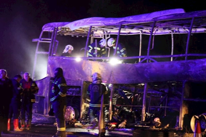 Türkiyədə sərnişin avtobusu yanıb kül oldu — 8 ölü var (FOTOLAR) Türkiyədə sərnişin avtobusu yanıb kül oldu — 8 ölü var (FOTOLAR)