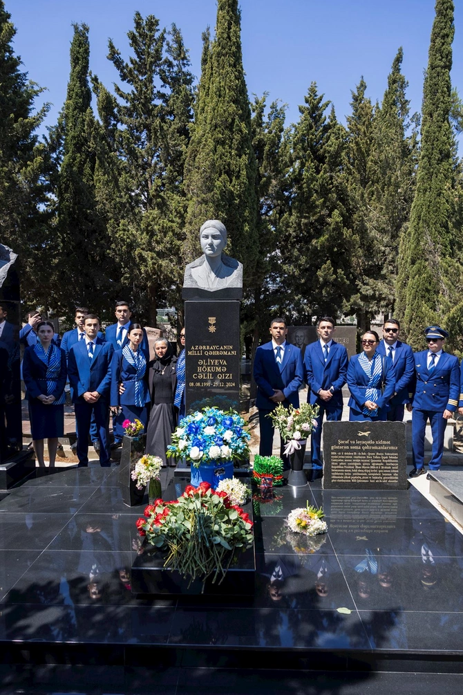 AZAL heyəti Milli Qəhrəman Hökumə Əliyevanın məzarını ziyarət edib — FOTOLAR AZAL heyəti Milli Qəhrəman Hökumə Əliyevanın məzarını ziyarət edib — FOTOLAR