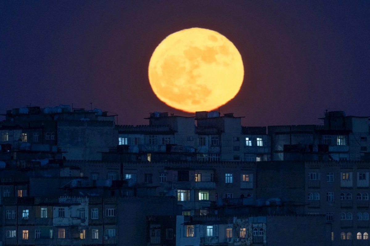 Bakı səmasında nadir görüntü — FOTOLAR