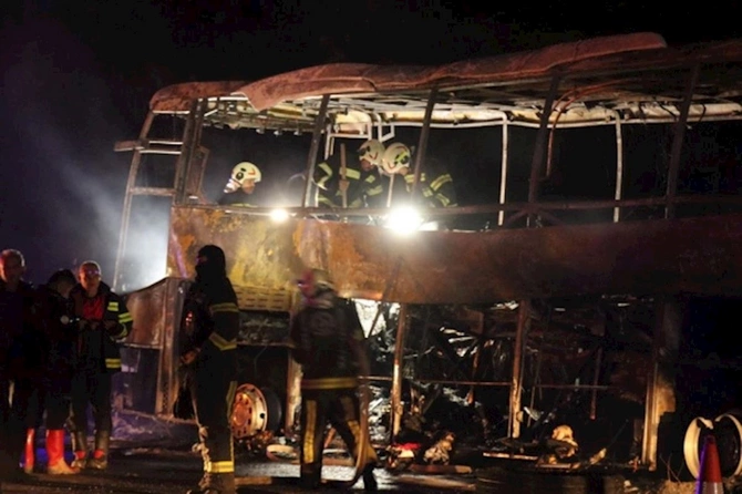 Türkiyədə sərnişin avtobusu yanıb kül oldu — 8 ölü var (FOTOLAR) Türkiyədə sərnişin avtobusu yanıb kül oldu — 8 ölü var (FOTOLAR)
