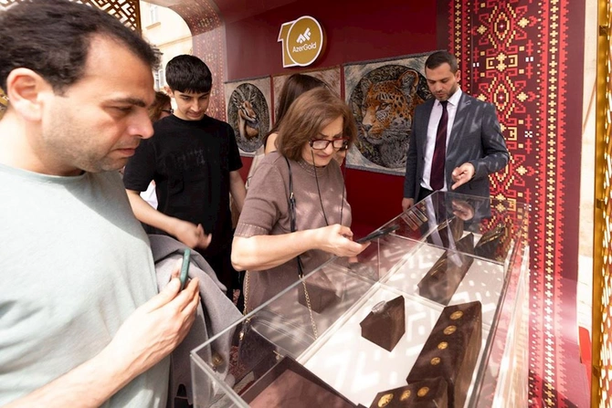 “AzerGold”un qızıl və gümüş məhsulları Beynəlxalq Xalça Festivalında nümayiş olunub — FOTOLAR “AzerGold”un qızıl və gümüş məhsulları Beynəlxalq Xalça Festivalında nümayiş olunub — FOTOLAR