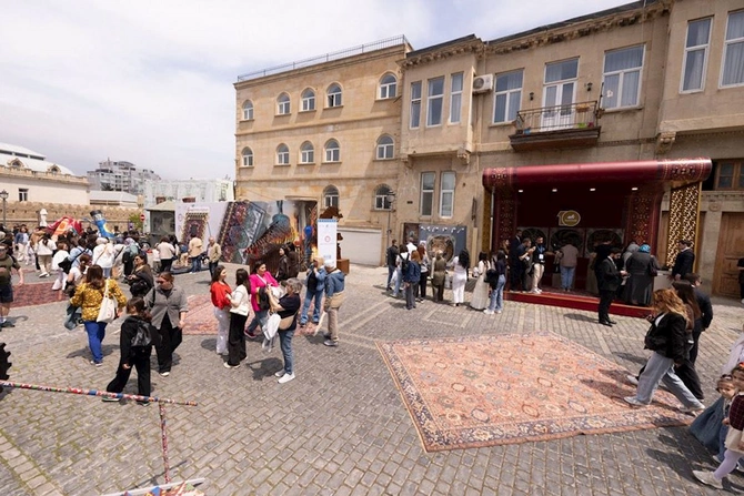 “AzerGold”un qızıl və gümüş məhsulları Beynəlxalq Xalça Festivalında nümayiş olunub — FOTOLAR “AzerGold”un qızıl və gümüş məhsulları Beynəlxalq Xalça Festivalında nümayiş olunub — FOTOLAR