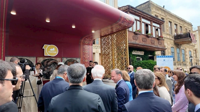 “AzerGold”un qızıl və gümüş məhsulları Beynəlxalq Xalça Festivalında nümayiş olunub — FOTOLAR “AzerGold”un qızıl və gümüş məhsulları Beynəlxalq Xalça Festivalında nümayiş olunub — FOTOLAR