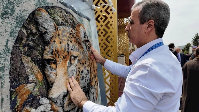 “AzerGold”un qızıl və gümüş məhsulları Beynəlxalq Xalça Festivalında nümayiş olunub — FOTOLAR “AzerGold”un qızıl və gümüş məhsulları Beynəlxalq Xalça Festivalında nümayiş olunub — FOTOLAR