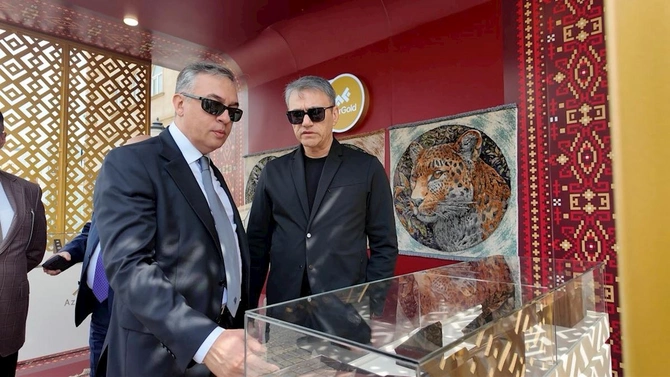 “AzerGold”un qızıl və gümüş məhsulları Beynəlxalq Xalça Festivalında nümayiş olunub — FOTOLAR “AzerGold”un qızıl və gümüş məhsulları Beynəlxalq Xalça Festivalında nümayiş olunub — FOTOLAR