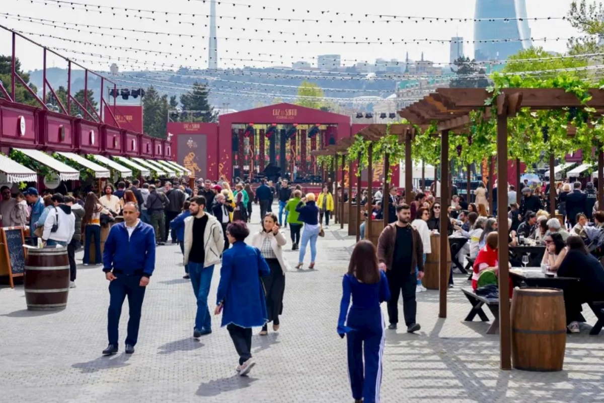 İllərdir qapalı məkanlarda dinlədiyimiz o səs Bulvarda yeni nəfəs tapdı