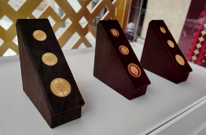 “AzerGold”un qızıl və gümüş məhsulları Beynəlxalq Xalça Festivalında nümayiş olunub — FOTOLAR “AzerGold”un qızıl və gümüş məhsulları Beynəlxalq Xalça Festivalında nümayiş olunub — FOTOLAR