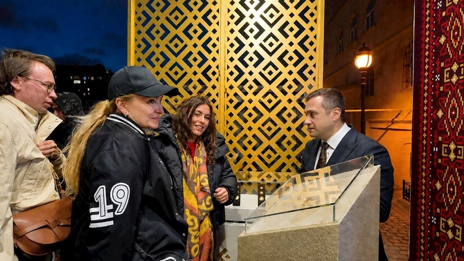“AzerGold”un qızıl və gümüş məhsulları Beynəlxalq Xalça Festivalında nümayiş olunub — FOTOLAR “AzerGold”un qızıl və gümüş məhsulları Beynəlxalq Xalça Festivalında nümayiş olunub — FOTOLAR