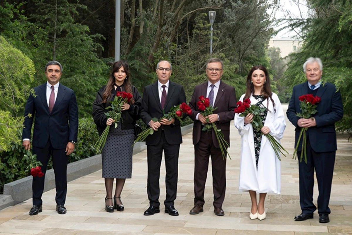 Beynəlxalq konfransın iştirakçıları Fəxri xiyabanda — FOTOLAR