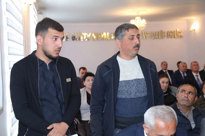 İcra başçısı sakinləri dinlədi, tapşırıqlar verdi — FOTOLAR İcra başçısı sakinləri dinlədi, tapşırıqlar verdi — FOTOLAR