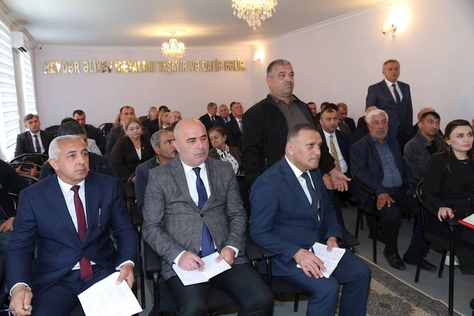 İcra başçısı sakinləri dinlədi, tapşırıqlar verdi — FOTOLAR İcra başçısı sakinləri dinlədi, tapşırıqlar verdi — FOTOLAR