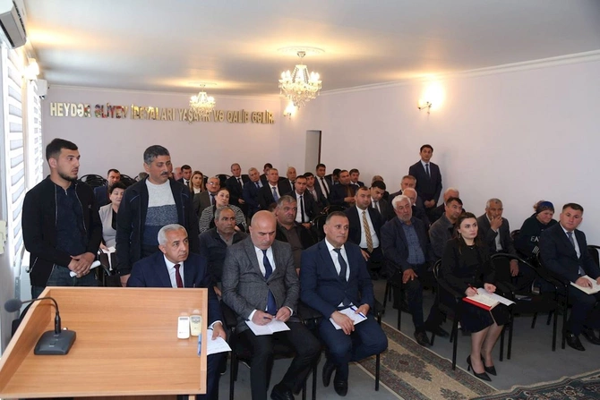 İcra başçısı sakinləri dinlədi, tapşırıqlar verdi — FOTOLAR İcra başçısı sakinləri dinlədi, tapşırıqlar verdi — FOTOLAR