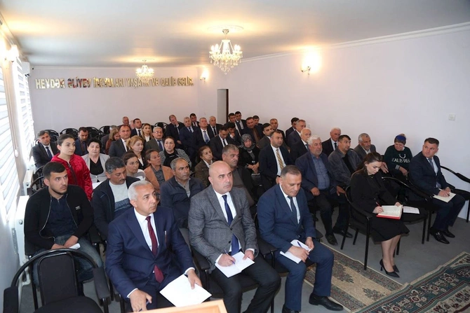 İcra başçısı sakinləri dinlədi, tapşırıqlar verdi — FOTOLAR İcra başçısı sakinləri dinlədi, tapşırıqlar verdi — FOTOLAR