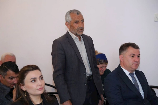 İcra başçısı sakinləri dinlədi, tapşırıqlar verdi — FOTOLAR İcra başçısı sakinləri dinlədi, tapşırıqlar verdi — FOTOLAR