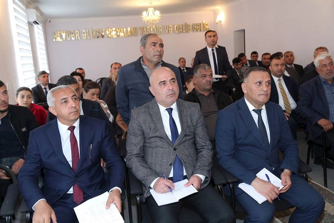 İcra başçısı sakinləri dinlədi, tapşırıqlar verdi — FOTOLAR İcra başçısı sakinləri dinlədi, tapşırıqlar verdi — FOTOLAR