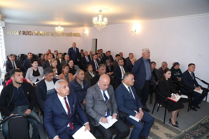 İcra başçısı sakinləri dinlədi, tapşırıqlar verdi — FOTOLAR İcra başçısı sakinləri dinlədi, tapşırıqlar verdi — FOTOLAR
