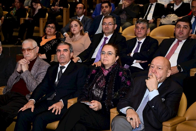 “Ümummilli Lider Heydər Əliyev və Azərbaycanın mədəniyyət dəyərləri” mövzusunda konfrans keçirilib — FOTOLAR “Ümummilli Lider Heydər Əliyev və Azərbaycanın mədəniyyət dəyərləri” mövzusunda konfrans keçirilib — FOTOLAR
