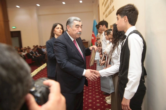 Salyanda Heydər Əliyevin anadan olmasının 103-cü ildönümü münasibətilə tədbir keçirildi — FOTOLAR Salyanda Heydər Əliyevin anadan olmasının 103-cü ildönümü münasibətilə tədbir keçirildi — FOTOLAR