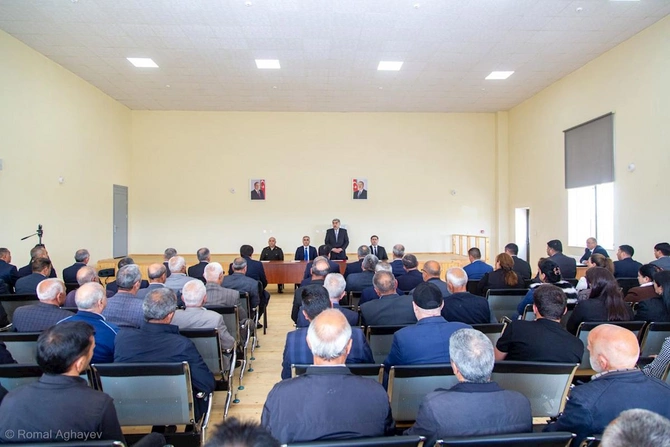 İcra başçısı vətəndaşlarla səyyar görüş keçirdi — FOTOLAR İcra başçısı vətəndaşlarla səyyar görüş keçirdi — FOTOLAR