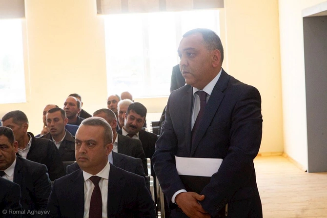 İcra başçısı vətəndaşlarla səyyar görüş keçirdi — FOTOLAR İcra başçısı vətəndaşlarla səyyar görüş keçirdi — FOTOLAR