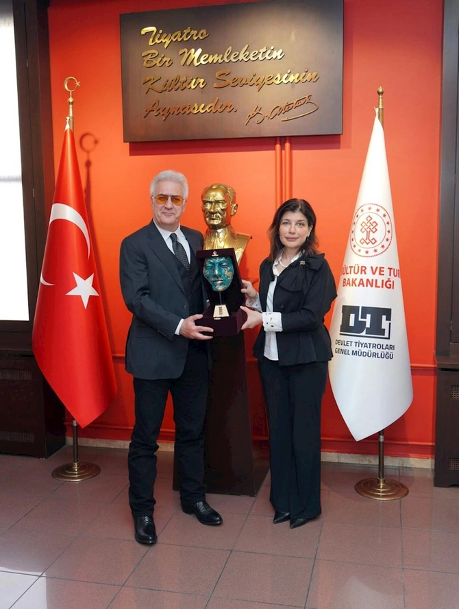 Deputat məşhur aktyorla görüşdü — FOTO Deputat məşhur aktyorla görüşdü — FOTO