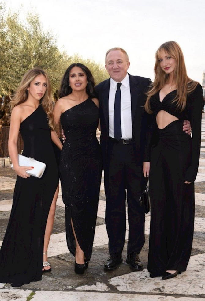 Salma Hayek milyarder əri və qızları ilə — FOTO Salma Hayek milyarder əri və qızları ilə — FOTO