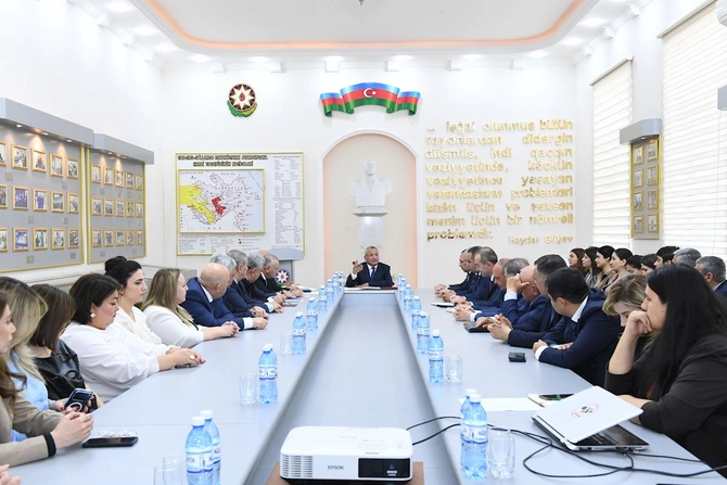 Qaçqınların və Məcburi Köçkünlərin İşləri üzrə Dövlət Komitəsində ulu öndər anıldı — FOTOLAR
