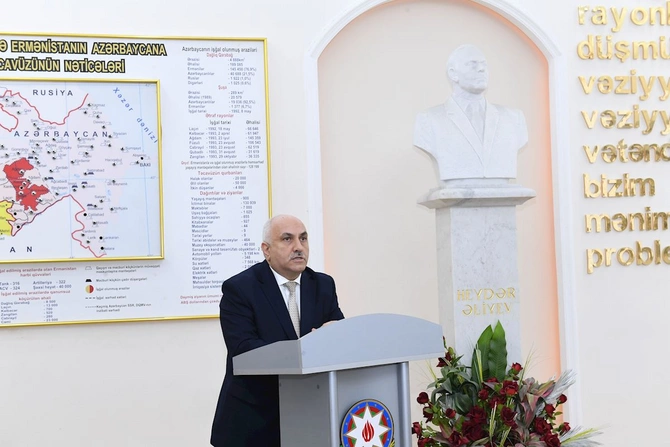 Qaçqınların və Məcburi Köçkünlərin İşləri üzrə Dövlət Komitəsində ulu öndər anıldı — FOTOLAR