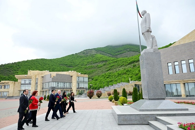 Şəkidə “Ümummilli Lider Heydər Əliyev və Azərbaycanın mədəniyyət dəyərləri” mövzusunda tədbir keçirildi — FOTOLAR Şəkidə “Ümummilli Lider Heydər Əliyev və Azərbaycanın mədəniyyət dəyərləri” mövzusunda tədbir keçirildi — FOTOLAR