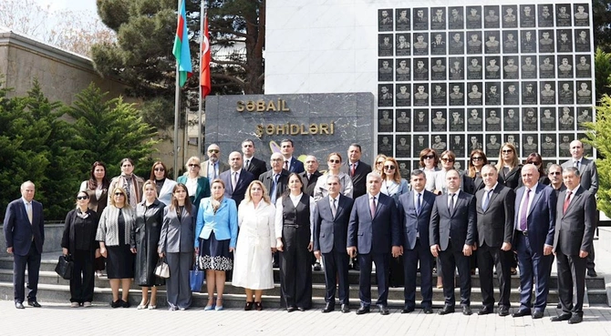YAP Səbail Rayon Təşkilatının təşəbbüsü ilə Ümummilli Liderin 103-cü ildönümünə həsr olunmuş tədbir keçirildi — FOTOLAR YAP Səbail Rayon Təşkilatının təşəbbüsü ilə Ümummilli Liderin 103-cü ildönümünə həsr olunmuş tədbir keçirildi — FOTOLAR