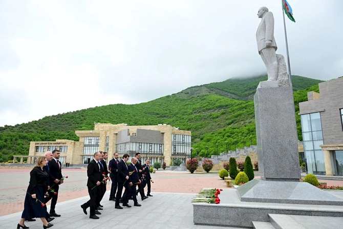 Şəkidə “Ümummilli Lider Heydər Əliyev və Azərbaycanın mədəniyyət dəyərləri” mövzusunda tədbir keçirildi — FOTOLAR Şəkidə “Ümummilli Lider Heydər Əliyev və Azərbaycanın mədəniyyət dəyərləri” mövzusunda tədbir keçirildi — FOTOLAR