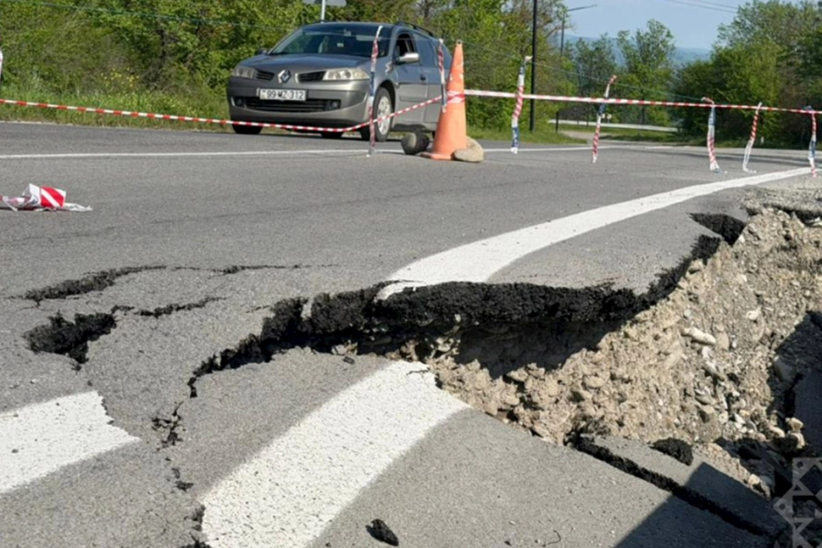 Ağsu aşırımında sürüşmə — Yolun bir hissəsi bağlandı (FOTOLAR)