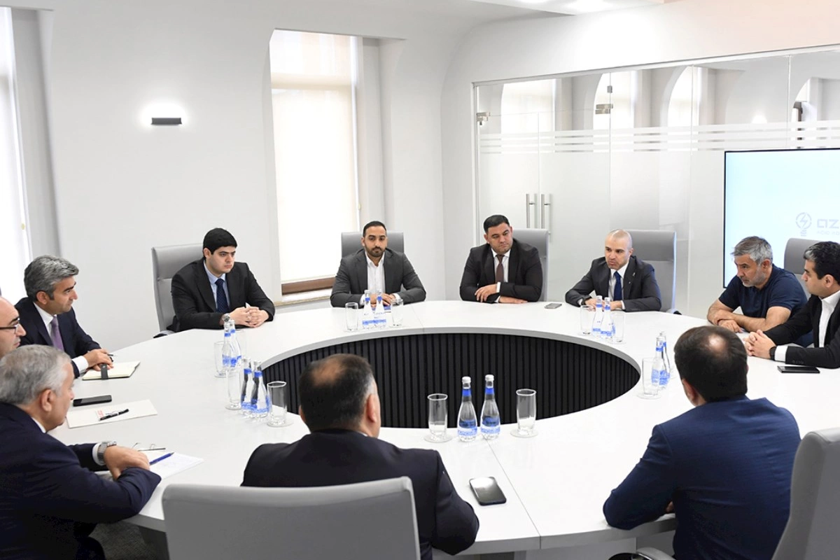 “Azərişıq” və “Ticarət Şəbəkələrinin İnkişafı” nümayəndələri arasında görüş — FOTOLAR