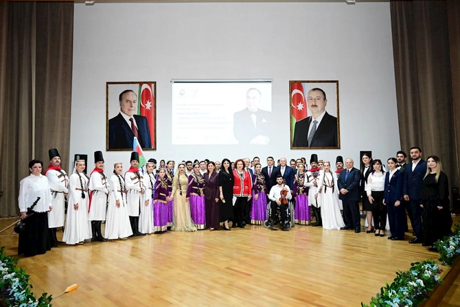 Şəkidə “Ümummilli Lider Heydər Əliyev və Azərbaycanın mədəniyyət dəyərləri” mövzusunda tədbir keçirildi — FOTOLAR Şəkidə “Ümummilli Lider Heydər Əliyev və Azərbaycanın mədəniyyət dəyərləri” mövzusunda tədbir keçirildi — FOTOLAR