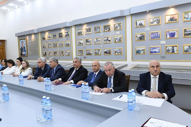 Qaçqınların və Məcburi Köçkünlərin İşləri üzrə Dövlət Komitəsində ulu öndər anıldı — FOTOLAR