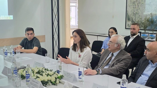 Memarlıqda yeni ekoloji yanaşmalar gündəmdə: DEEA-da Yaşıl şəhərlər”ə dair müzakirə keçirilib