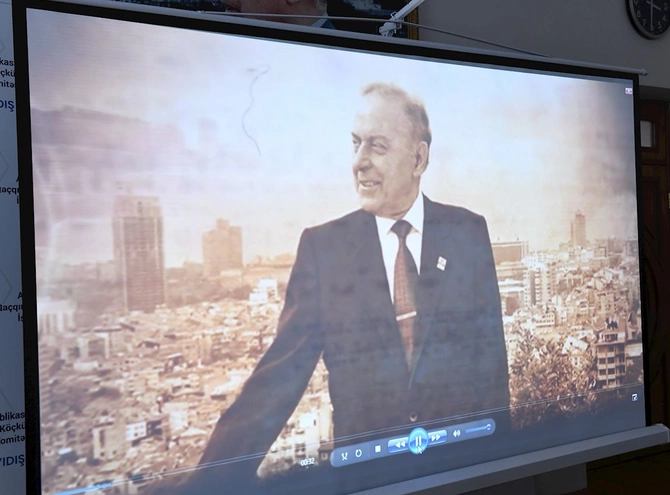 Qaçqınların və Məcburi Köçkünlərin İşləri üzrə Dövlət Komitəsində ulu öndər anıldı — FOTOLAR