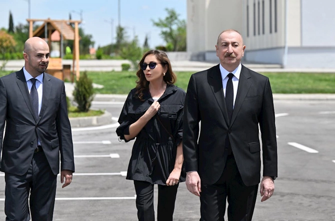 Prezident və birinci xanım Şükürbəyli kəndində fərdi evlərdə yaradılmış şəraitlə tanış olublar — FOTOLAR Prezident və birinci xanım Şükürbəyli kəndində fərdi evlərdə yaradılmış şəraitlə tanış olublar — FOTOLAR