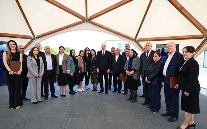 İlham Əliyev və Mehriban Əliyeva Şükürbəyli kəndinə köçən sakinlərlə görüşüblər — FOTOLAR