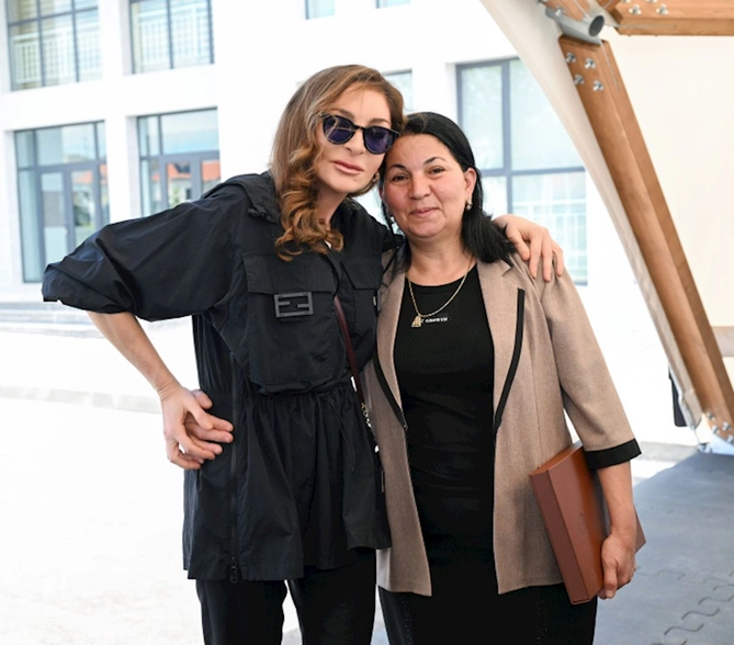 İlham Əliyev və Mehriban Əliyeva Şükürbəyli kəndinə köçən sakinlərlə görüşüblər — FOTOLAR
