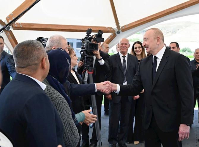 İlham Əliyev və Mehriban Əliyeva Şükürbəyli kəndinə köçən sakinlərlə görüşüblər — FOTOLAR