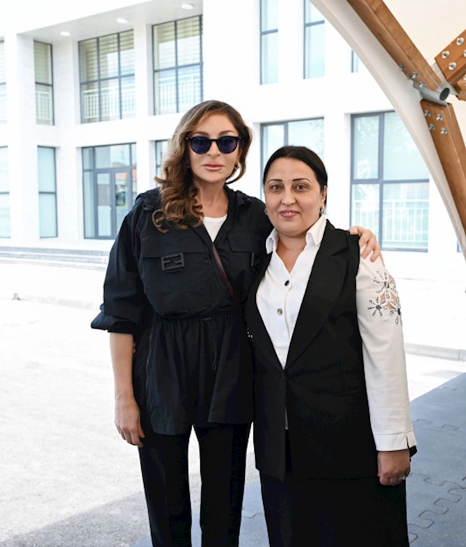İlham Əliyev və Mehriban Əliyeva Şükürbəyli kəndinə köçən sakinlərlə görüşüblər — FOTOLAR