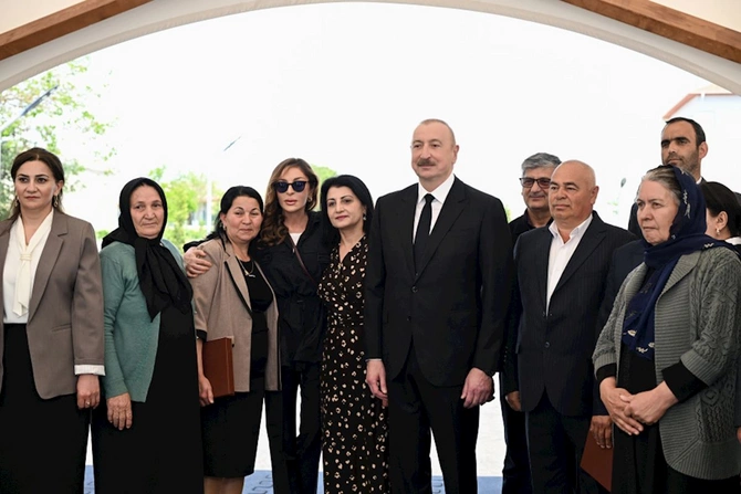 İlham Əliyev və Mehriban Əliyeva Şükürbəyli kəndinə köçən sakinlərlə görüşüblər — FOTOLAR