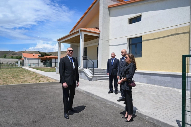 İlham Əliyev və Mehriban Əliyeva Şükürbəyli kəndinə köçən sakinlərlə görüşüblər — FOTOLAR