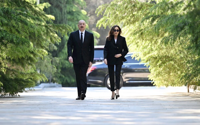 Prezident və birinci xanım Ulu Öndər Heydər Əliyevin məzarını ziyarət ediblər — FOTOLAR