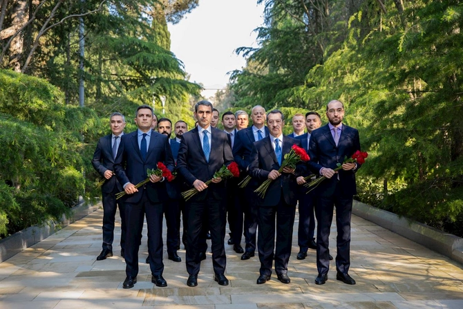 ADY rəhbərliyi Ümummilli Lider Heydər Əliyevin məzarını ziyarət edib — FOTOLAR
